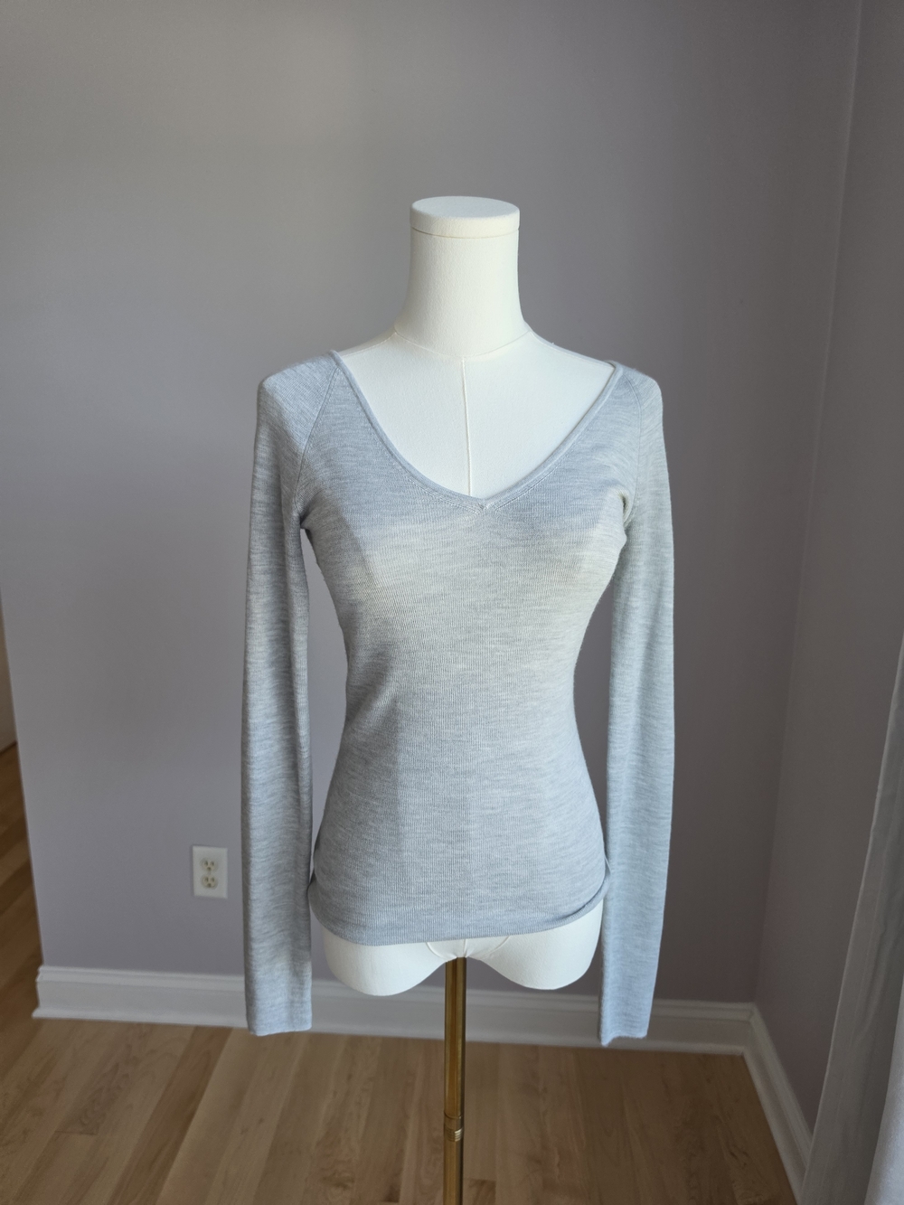 Aritzia Light Gray V‑Neck Slim Long‑Sleeve Top